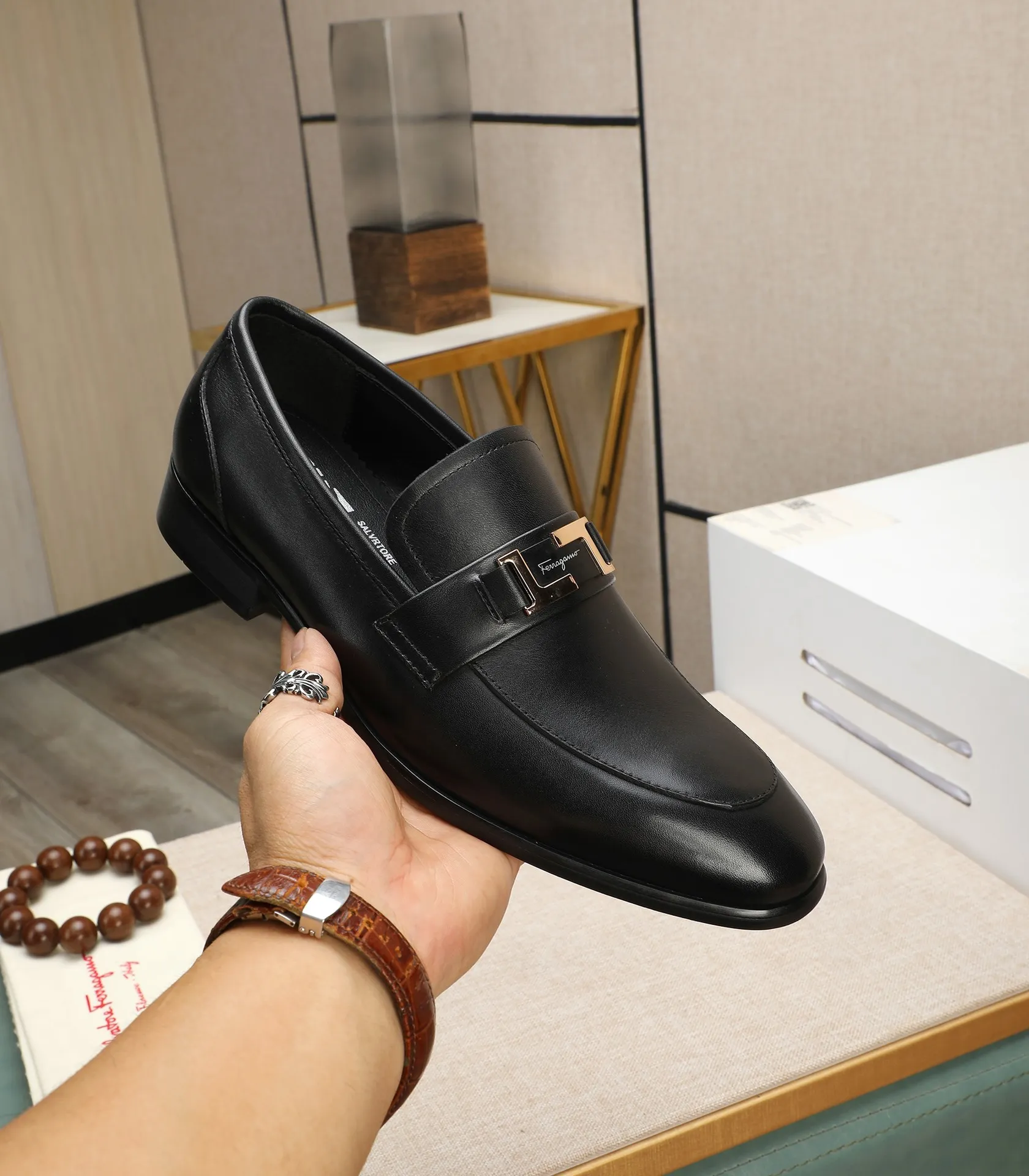Men's shoes 💰540📛📛(water-dyed cowhide) Salvatore Ferragamo high-end (Salvatore Ferragamo) is the world's top luxury footwear brand. It comes from the fashion kingdom of Italy and is famous all over the world for its traditional handmade design and novel styles...🚶🏻🚶🏻New suit shoes are available simultaneously at the counter. This model is purely handmade. The fabric is imported from Italy's original first-layer cowhide. Soft water-dyed cowhide lining. Original authentic outsole🌀🌀Size: 38➖44 (45 customized)